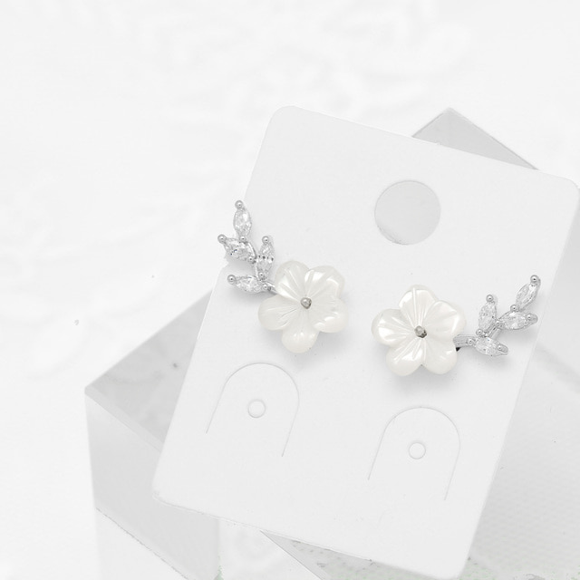 Mother of Pearl Elegant Stud Earrings
