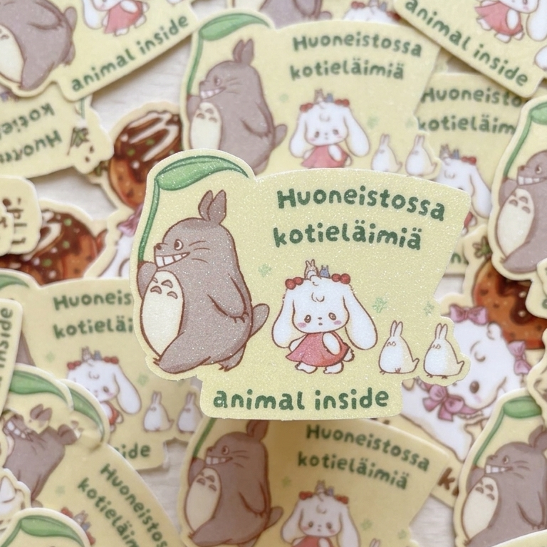 Huoneistossa kotieläimiä Totoro Animal Inside Glitter Vinyl Sticker - Art by Söpö Studio